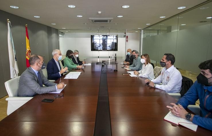 O vicepresidente económico da Xunta Francisco Conde, e a conselleira de Emprego e Igualdade, María Jesús Lorenzana, reúnense cos comités de empresa de Ence. CONCHI PAZ 