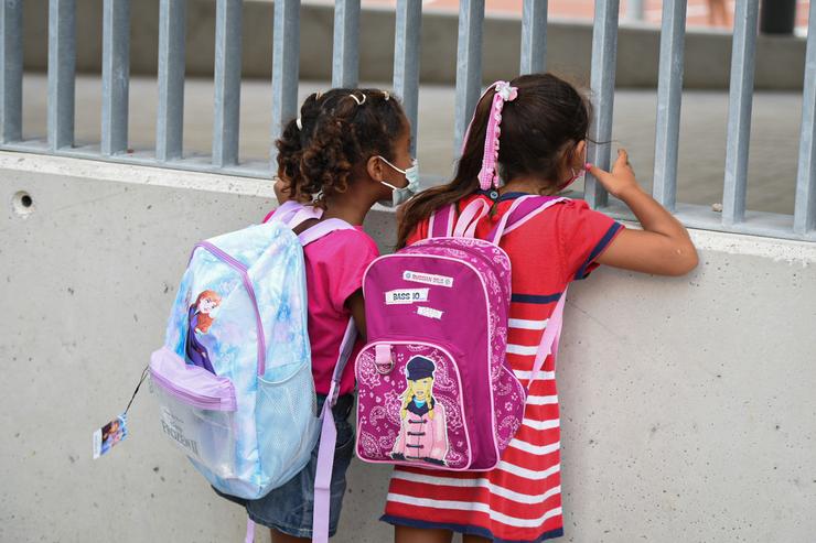 Dúas nenas ás portas do colexio. Jorge Gil - Europa Press