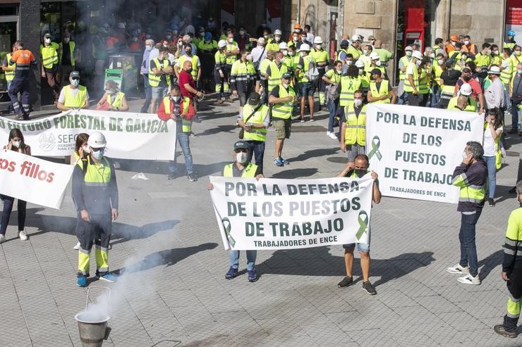 Varios traballadores de Ence percorren as rúas con pancartas para protestar contra o peche da pasteira de Lourizán, a 11 de agosto de 2021, en Pontevedra, Galicia (España). Os empregados manifestáronse polo peche da pasteira de Lourizán tras. Beatriz Ciscar - Europa Press 