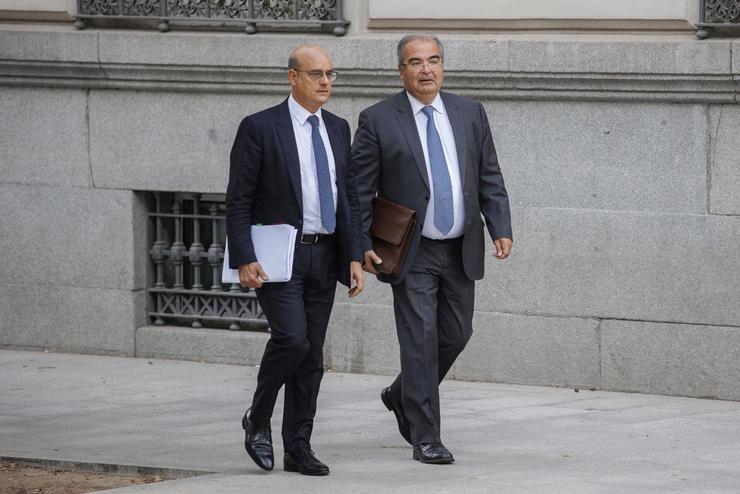 O expresidente do Banco Popular Anxo Ron e o seu avogado José Antonio Choclán á súa chegada a sede da Audiencia Nacional o pasado outubro 