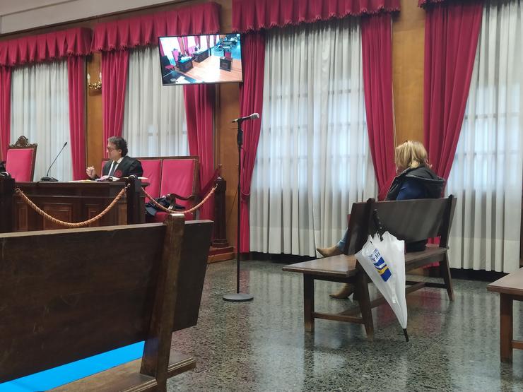 A alcaldesa da Bola (Ourense), María Teresa Barge, no banco da Audiencia Provincial de Ourense acusada dun presunto delito contra os recursos naturais e o medio ambiente do que saíu absolta. 
