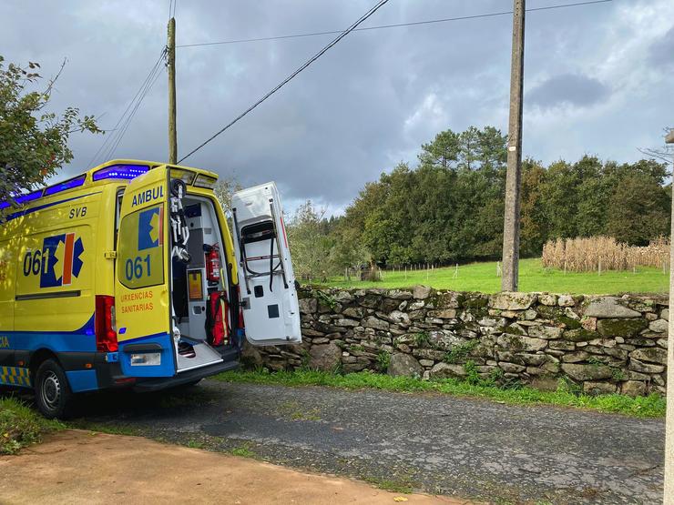 Ambulancia nunha emerxencia no rural galego / A. Chamadoira