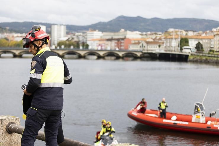 Un bombeiro nun dispositivo de procura na Ría de Pontevedra /  Beatriz Ciscar - Europa Press