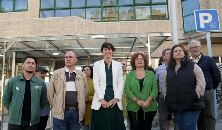 A portavoz nacional do BNG, Ana Pontón, xunto a outros membros da formación frontista ás portas do centro de saúde do Grove (Pontevedra). BNG / Europa Press