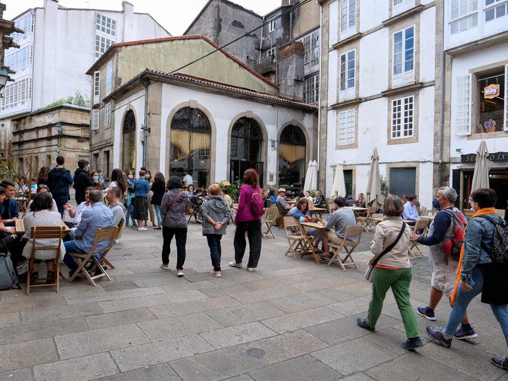 Varias persoas nunha rúa do centro de Santiago de Compostela / César Argina - Europa Press / Europa Press