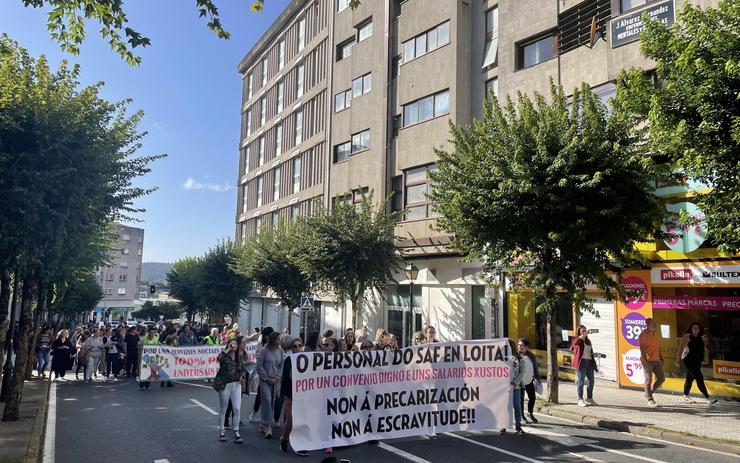 Persoal sociosanitario do Servizo de Atención a Persoas Dependentes en Domicilio nunha manifestación en Santiago de Compostela. / Europa Press