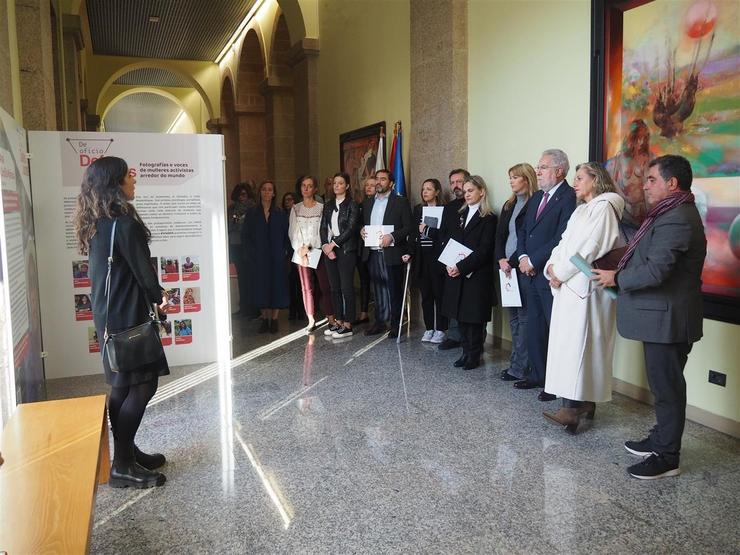 O Parlamento de Galicia acolle unha mostra fotográfica que reivindica o papel que xogan as mulleres por todo o mundo en defensa dos dereitos humanos 