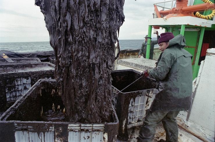 Un barco pesqueiro de cerco utiliza as súas redes para tratar de sacar a maior cantidade de chapapote do mar tras o afundimento do Prestige. 