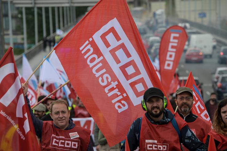 Varias persoas con bandeiras de CCOO durante unha manifestación con motivo da terceira xornada da folga do sector siderometal 