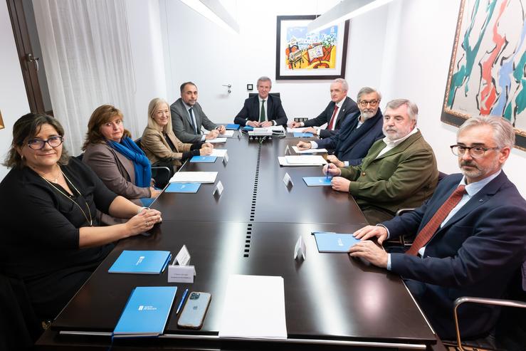 O presidente da Xunta, Alfonso Rueda, e o conselleiro de Sanidade, Julio García Comesaña, nunha reunión co Consello Galego de Colexios Médicos / Europa Press / Europa Press