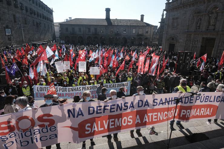 Varias persoas cunha pancarta en defensa da sanidade pública, durante unha manifestación convocada para demandar "máis recursos" para Atención Primaria /   César Argina