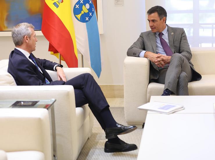 O presidente da Xunta de Galicia, Alfonso Rueda (i) e o presidente do Goberno, Pedro Sánchez (d), durante a súa reunión no Palacio da Moncloa 