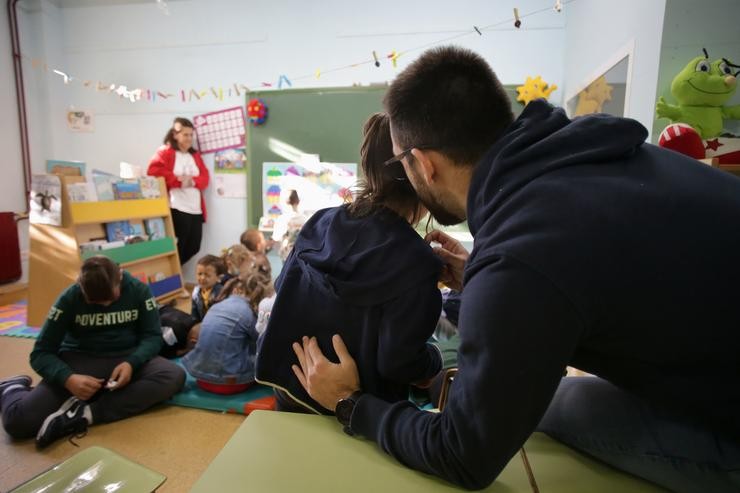 Un profesor dá clase a un grupo de alumnos o día que arrinca o curso escolar en Galicia / Arquivo Carlos Castro / Europa Press