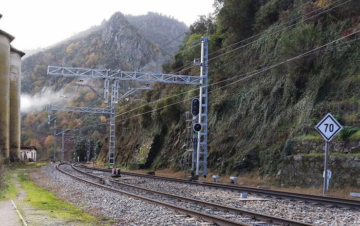 Vía de tren do servizo entre Ourense e Lugo 