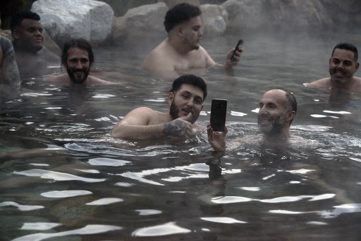 O alcalde de Ourense, Gonzalo Pérez Jácome, e o cantante Omar Montes nas piscinas termais de Outariz, en Ourense / R0sa Veiga - Europa Press.