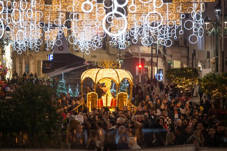 Varias persoas pasean polo centro da cidade de Vigo para gozar da iluminación do Nadal, a 17 de decembro de 2022 / Gustavo de la Paz - Europa Press
