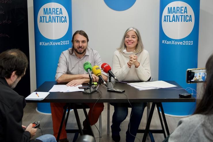 A portavoz da Marea Atlántica, María García, e o candidato á Alcaldía, Xan Xove, en rolda de prensa 