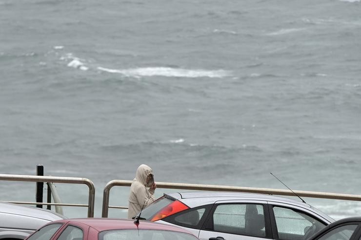 Arquivo - Un home con carapucha no Paseo Marítimo da Coruña, a 19 de xuño de 2022, na Coruña, Galicia.. M. Dylan - Europa Press - Arquivo 