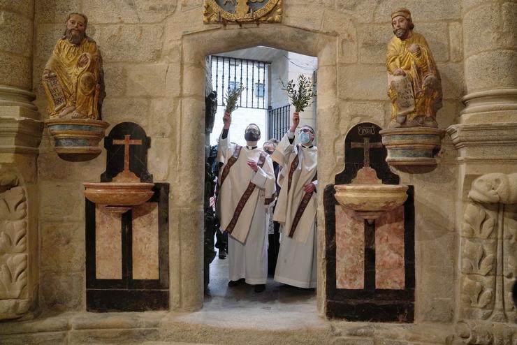 O arcebispo de Santiago, Julián Barrio, durante o último acto solemne de apertura da Porta Santa da Catedral de Santiago / Álvaro Ballesteros - Europa Press - Arquivo 