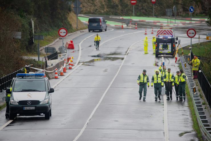 Un equipo especializado da Garda Civil participa na reconstrución do accidente do autobús sinistrado no río Lérez, a 28 de decembro de 2022, en Cerdedo-Cotobade 