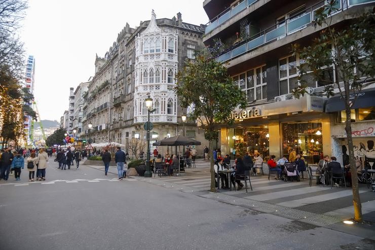 Un grupo de persoas pasea polas rúas de Vigo.. Marta Vázquez Rodríguez - Europa Press