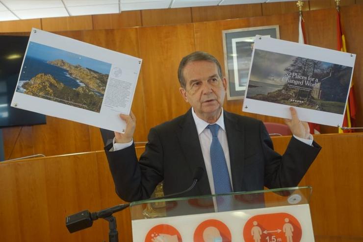 O alcalde, Abel Caballero, mostra imaxes dunha publicación de The New York Times, na que figuran as illas Cíes como un dos 52 destinos para 2022.. CONCELLO DE VIGO