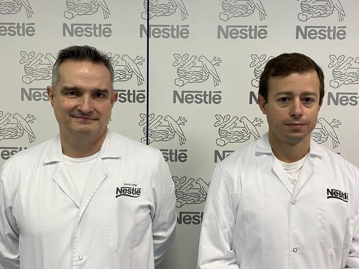David Coré, esquerda e Julio Diniz, dereita, ex director e novo director da fábrica de Nestlé en Pontecesures / remitida