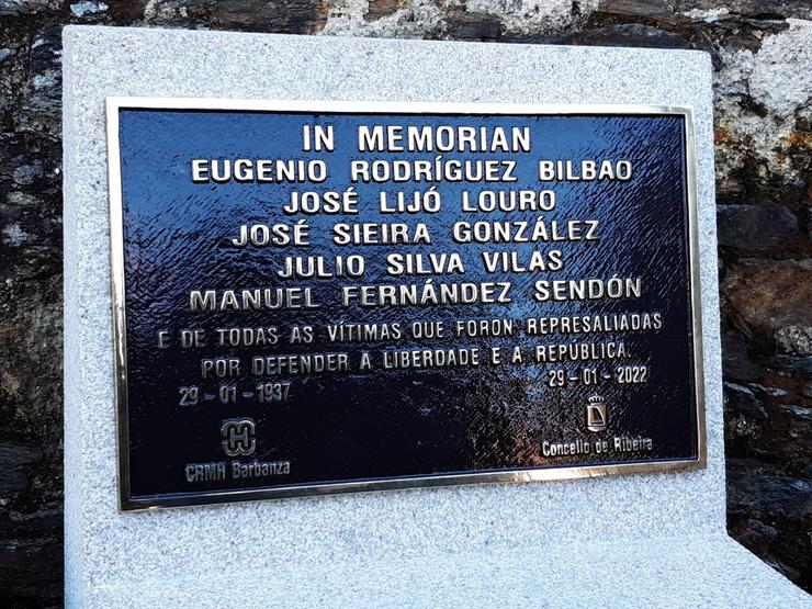 Placa, no cemiterio de Boisaca, en homenaxe a cinco vítimas do franqismo. CONCELLO DE SANTIAGO 