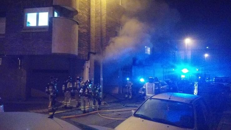 Bombeiros interveñen nun incendio dun edificio / POLICÍA LOCAL DE VIGO - Arquivo