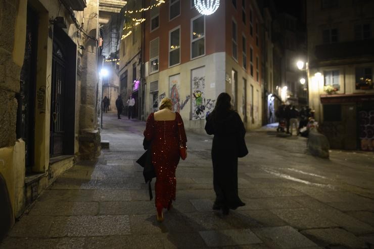 Varias persoas camiñan por unha vía de Ourense durante a noite de Fin de Ano do 2021