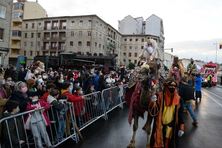 O tres Reyes Meigos subidos en dromedarios na cabalgata de Reyes en Ourense. Rosa Veiga - Europa Press 