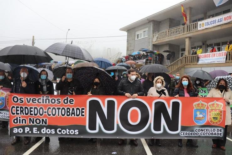 O alcalde de Cerdedo-Cotobade (Pontevedra), Jorge Cubela, encabeza unha protesta contra o proxecto eólico dos Cotos.. CONCELLO DE CERDEDO-COTOBADE / Europa Press