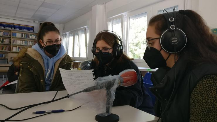 Adolescentes galegos facendo radio para combater o machismo e o discurso de odio