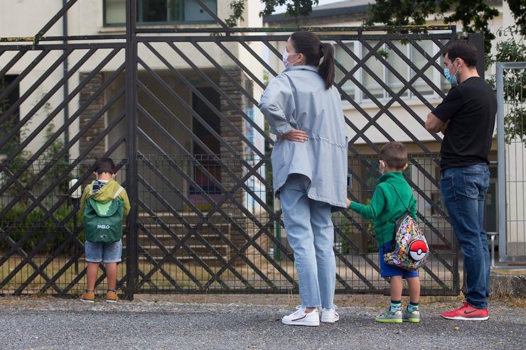 Arquivo - Dous nenos pequenos xunto aos seus familiares, ás portas do CEIP Manuel Mallo de Nadela. Carlos Castro - Europa Press - Arquivo / Europa Press