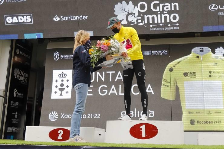 Magnus Cort Nielsen recibe en Vigo a camisola amarela como líder da primeira etapa da volta 'Ou Gran Camiño'.. XUNTA 