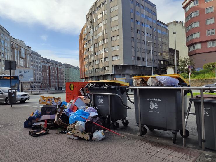 As rúas da Coruña levan varios días cos colectores cheos e o lixo polas beirarrúas / Europa Press. / Europa Press