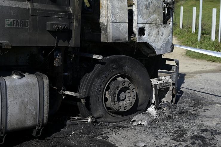 Un camión calcinado tras a terceira madrugada de incidentes polo conflito do lixo, a 25 de febreiro de 2022, na Coruña. M. Dylan - Europa Press 