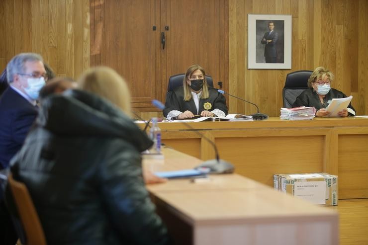 A presunta asasina da súa filla Desirée Leal, Ana S., no primeiro día do xuízo polo crime, na Audiencia Provincial de Lugo 
