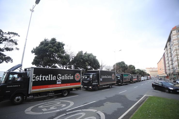 Arquivo - Varios furgóns de Estrela Galicia participan nunha caravana de protesta convocada polo sector hostaleiro na Coruña, Galicia, (España), a 28 de xaneiro de 2021. A manifestación, convocada por SHOSTALERÍA, prodúcese tras o anuncio de novas. M. Dylan - Europa Press - Arquivo 