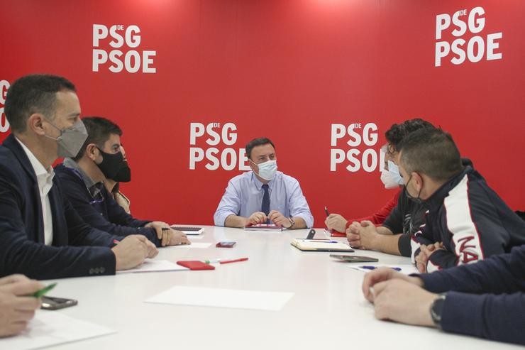 O secretario xeral do PSdeG, Valentín González Formoso, reúnese con representantes da mesa intersindical dos bombeiros. PSDEG / Europa Press