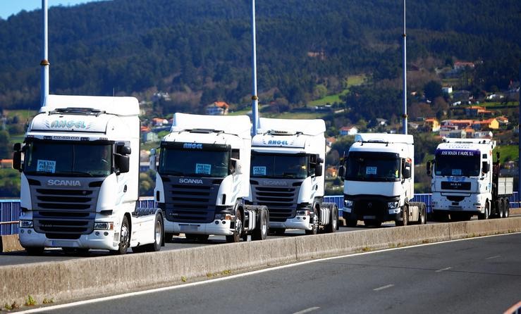 Varios camións nunha marcha á entrada de Ferrol, durante o décimo día de paro nacional de transportistas / Raúl Lomba - Europa Press 