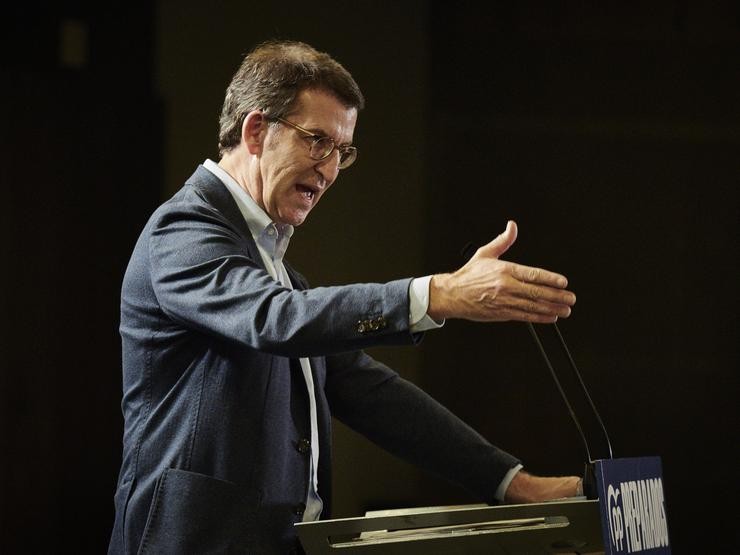 O candidato á presidencia do Partido Popular, Alberto Núñez Feijóo, intervén durante un acto celebrado con afiliados do PP en Pamplona 