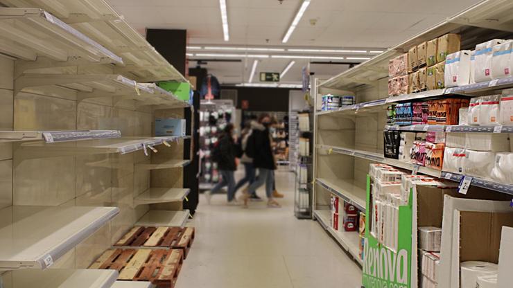 Estantes baleiros no supermercado como consecuencia da folga de transporte