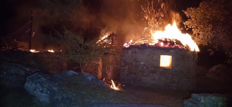 Incendio en tres pallazas do parque de San Roque en Ribeira (A Coruña).. CONCELLO DE RIBEIRA 