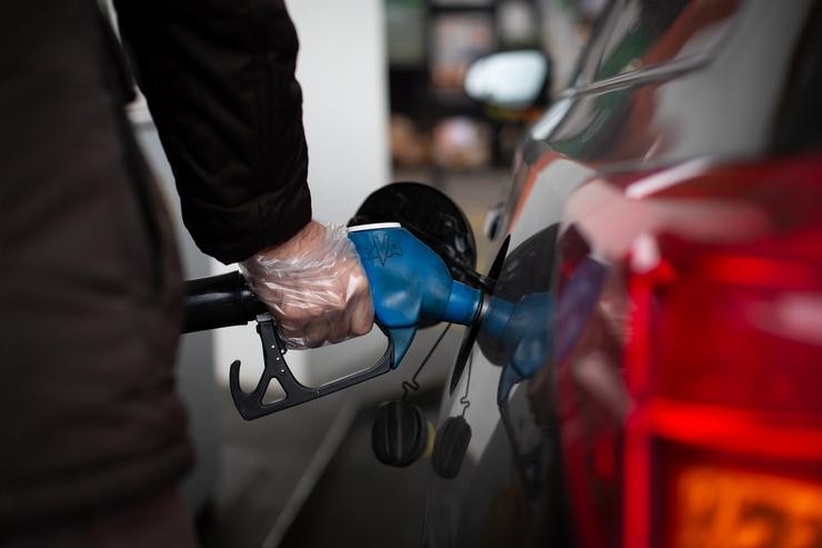 Unha persoa enche gasolina nunha gasolineira de Barcelona. David Zorrakino - Europa Press