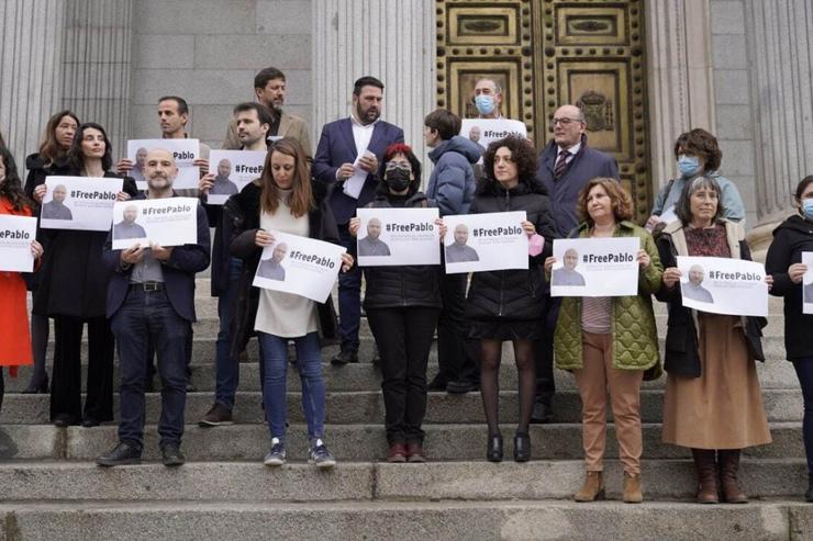 Varios deputados nas portas do Congreso piden a liberación do xornalista Pablo González / PODEMOS