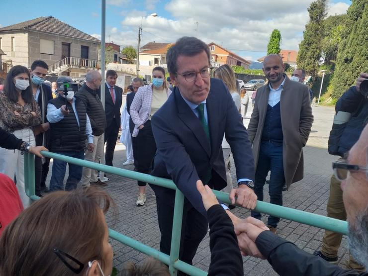 O líder do PP e presidente da Xunta de Galicia, Alberto Núñez Feijóo, visita un centro de saúde no Porriño (Pontevedra), onde atende aos medios de comunicación. 