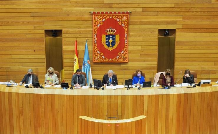 Mesa do Parlamento de Galicia, presidida por Miguel Santalices.. PARLAMENTO DE GALICIA