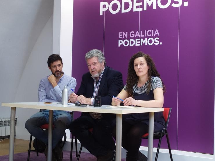 O secretario xeral de Podemos Galicia, Antón Gómez-Reino, o deputado de Unidas Podemos Juan López de Uralde e a coordinadora de Alianza Verde en Galicia, Montse Valencia, durante a presentación de Alianza Verde / Europa Press