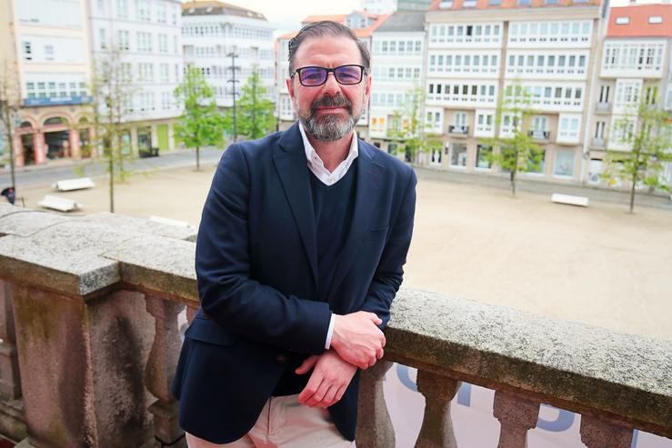 O ex alcalde de Ferrol, Ángel Mato, no balcón do concello durante unha entrevista con Europa Press 